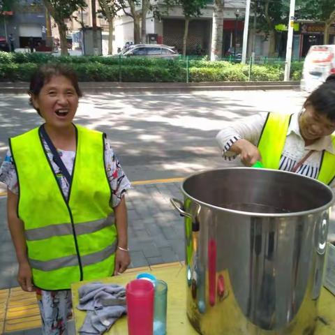 【西安市新城区】胡家庙街道办事处城管科为保洁员送清凉2018-8-1