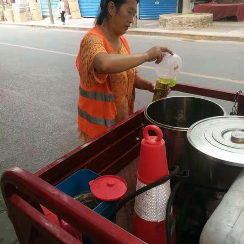 【西安市新城区】胡家庙街道办事处城管科为保洁员送清凉2018-8-15