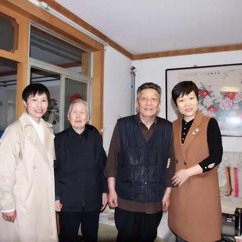 九九重阳节浓浓敬老情——济宁任城实验小学开展慰问离休老干部活动