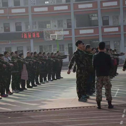 团结协作，奋勇前行——驻马店市第十三中学教师拓展训练