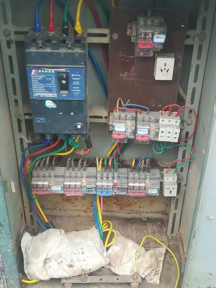 4、500kv黄坪变二期工程，施工用电不满足“一机、一闸、一保护”要求，配电箱内一个空开接多个插