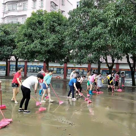总有党员在身边——东河小学全体党员教师及家长义工开展灾后清理工作