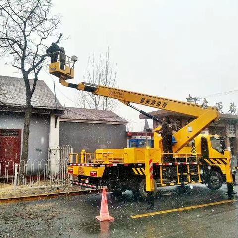 为雨夹雪中坚持工作的师傅们点赞