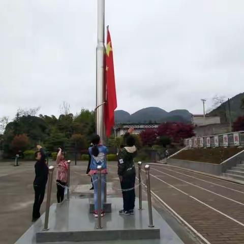 少先队杉木坝村小学大队4月主题活动之立报国之志，增建国之才，践爱国之行