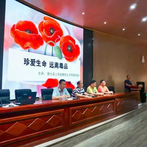 陵水县普治办、县检察院、县教科局、县司法局联合开展“法治进校园”系列活动