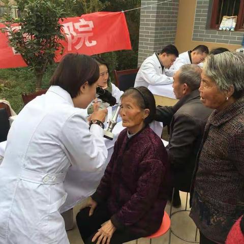 市委办公厅在周至县竹峪镇张龙、鸭沟岭、丹阳、北西沟4村组织开展扶贫日义诊活动