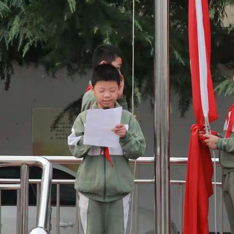 庄子小学利用升旗仪式感恩教师