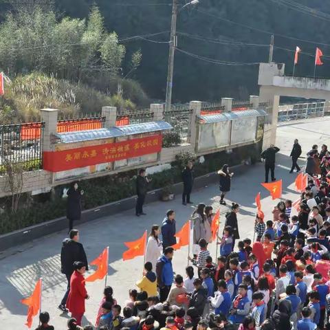 岩坦镇张溪学校举行"奉献你一小时，为楠溪母亲河整容"大清扫活动