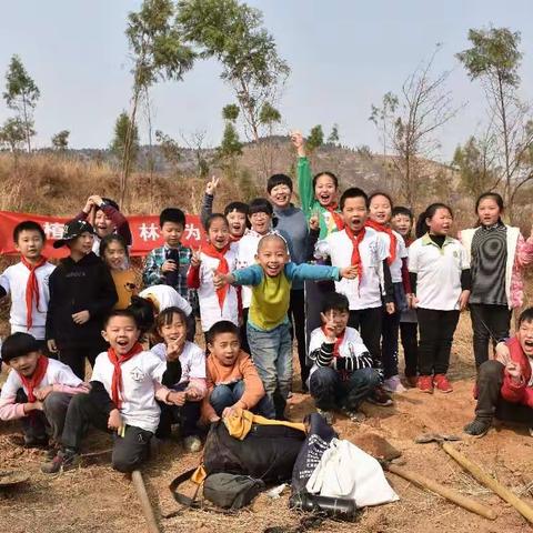 “添一点绿色、多一份美好”——二五班龙化村植树活动纪实