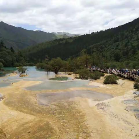 九寨沟地震，我们手握手前行