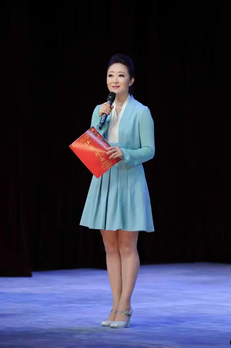 天津电视台李宗瑶主持了简短的揭牌仪式