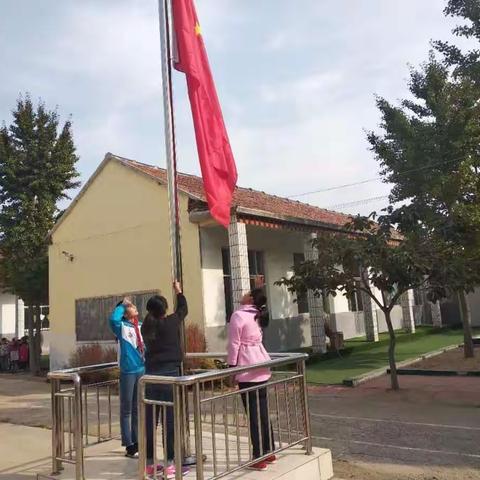 峪门小学少先队举行--------升旗仪式暨开学典礼