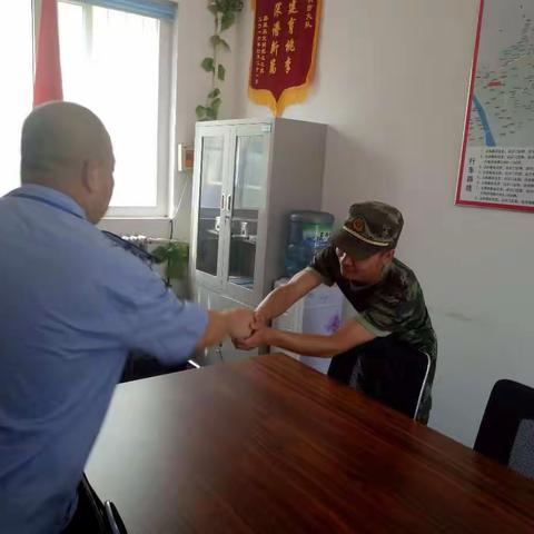 暑期巡特警大队向消防官兵学习内务