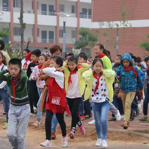孟津县第四实验小学进行“防震”安全演练