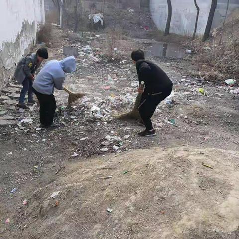 大王小学向雷锋同志学习系列活动之走进村庄打扫卫生