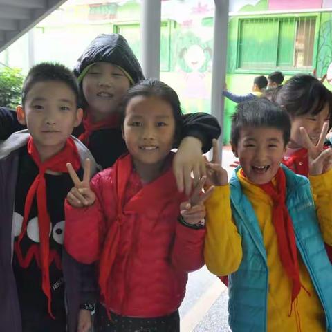 实验小学二（3）班特色课堂之平衡小人拼搭