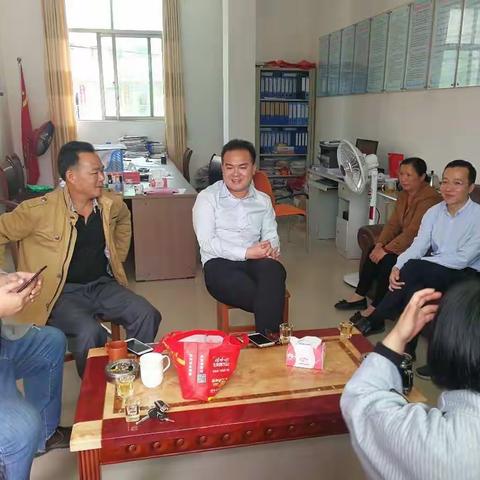 龙潭镇余育灵书记到新屋村与村“两委”干部座谈