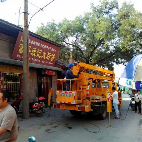 南关老街道的路灯终于亮了