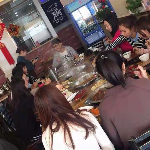 新形象 新起点 新征程---17届研究生开展班级聚餐活动