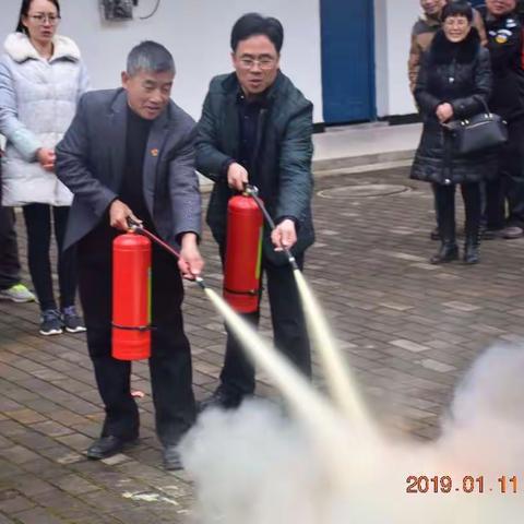 安全教育进会中  消防知识记心中——会昌中学“一警六员”实操实训全员培训