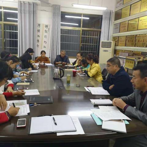 惟有春风最相惜  殷勤更向手中吹