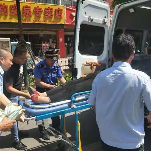 济阳县综合行政执法局救助受伤市民，助力文明素质提升行动