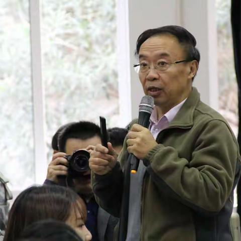 不是“心灵鸡汤”，而是“饕餮盛宴”——花园中学举办李镇西教育思想报告会