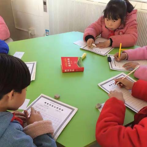 横平竖直写好字；一撇一捺做好人———建昌四小书法比赛