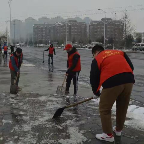 巩义河务局志愿者奋力清理人行道积雪