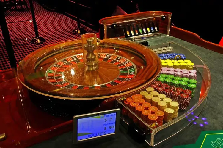 位于5层中间的吉奥诺俱乐部必须待船驶到公海后才能开放。这里有俄罗斯转盘、21点、各种纸牌游戏、幸运骰