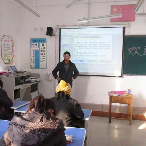八年级三班班主任挺拔帅气的程中勋，在对家长做报告。