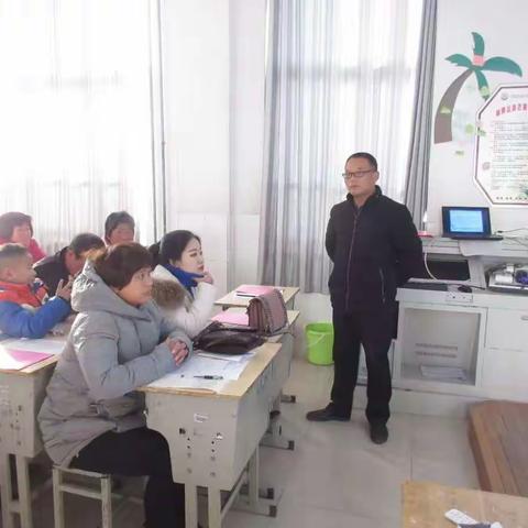 八年级四班班主任老成持重的郑启修教授，家长会上的风采。