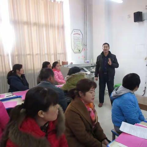 八年级一班潇洒幽默的班主任张相习与家长侃侃而谈，幽默的语言让家长受益匪浅。以后对孩子的教育更有信心。