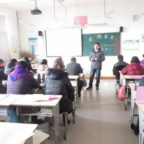 八年级二班年轻帅气的班主任崔慎照在家长会上向家长传道授业解惑，让孩子每个人成才是他最大的心愿。