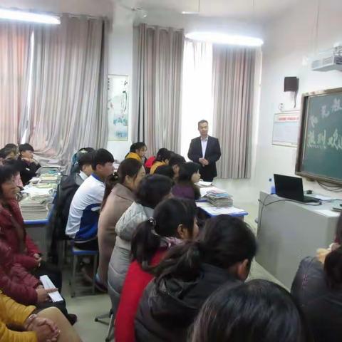 九年级四班年轻俊才唐顺吉班主任给家长作报告。