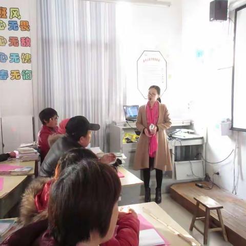 七年级二班苗条漂亮的美女张淑斌老师给家长作报告。