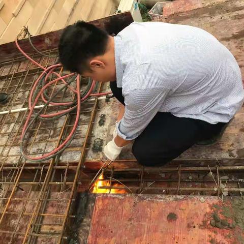 机动中队强制拆除别墅区一新增违建