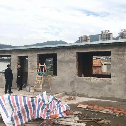 机动中队依法拆除一小区楼顶违建