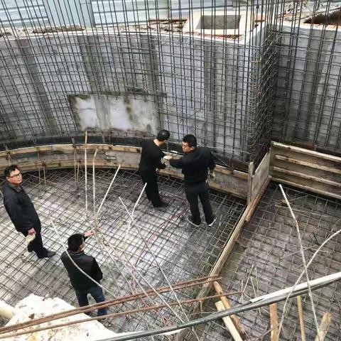 机动中队依法强制拆除小区新增违建