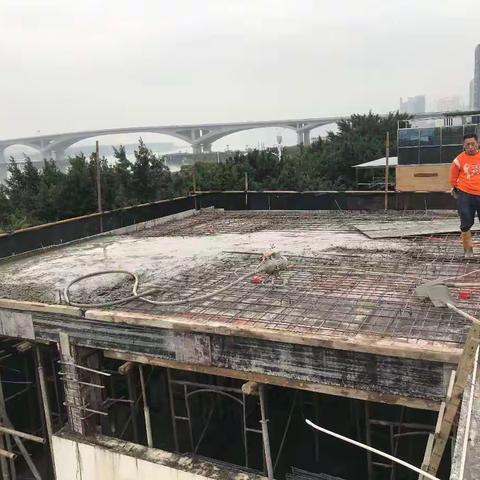 机动中队依法强制拆除小区新增违建