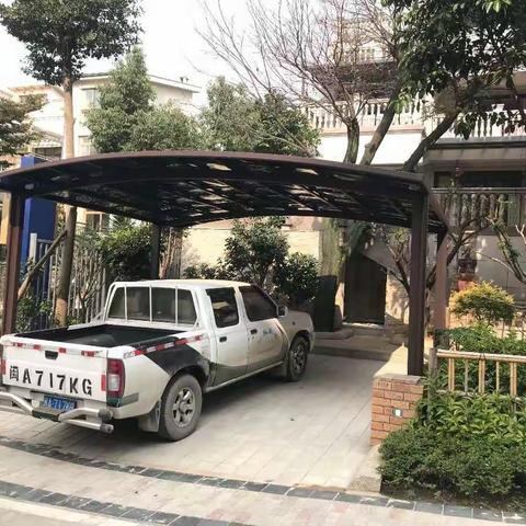 机动中队依法强制拆除小区违建停车棚