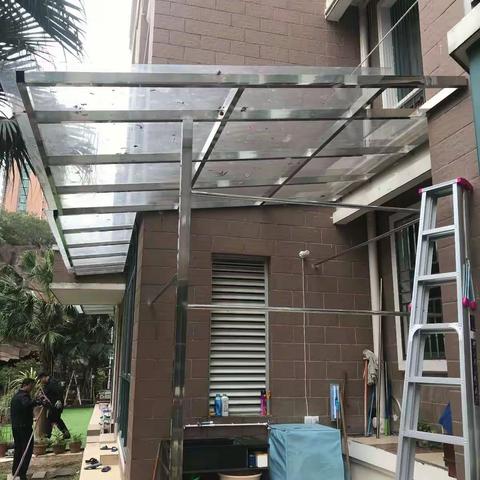 机动中队依法强制拆除小区违建遮雨棚