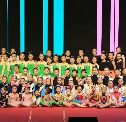 热烈祝贺峡江县舞韵舞蹈工作室2018年汇报演出圆满成功！！薇薇新娘谨以此节目花絮奉献给大家欣赏！！