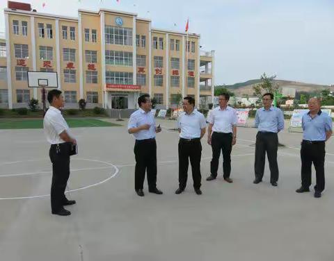 专家引领  推进新教育