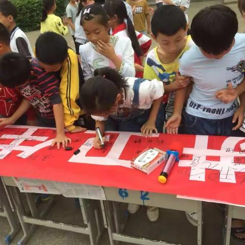 爱劳动，讲卫生，守规则——肇陈小学举行“打造最美校园，助推环境提升”承诺签名活动