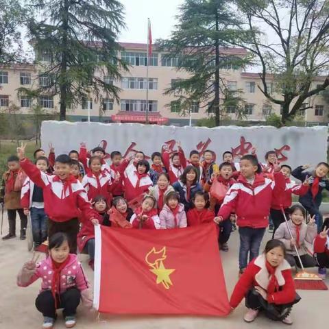 创建美丽乡村，我们在行动——记肇陈中心小学环保小卫士清扫街道活动