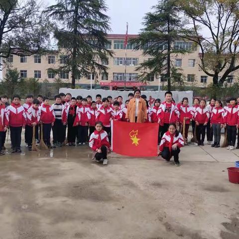 学雷锋精神，作文明学生——肇陈小学开展“学雷锋”义务清扫街道活动
