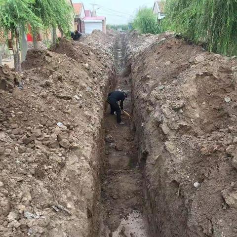 赵家堡村污水管网和自来水土建安装工程正在进行时