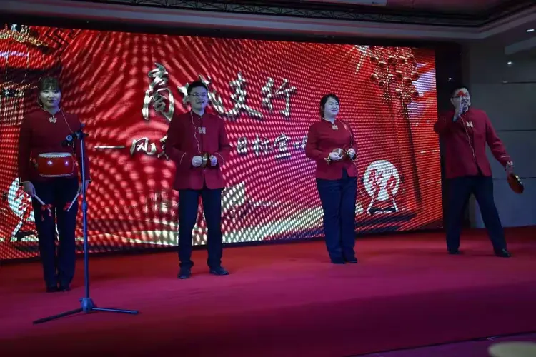 商城县行表演《三句半—开门红》,配合默契,喜感十足,开~门~红~咯~