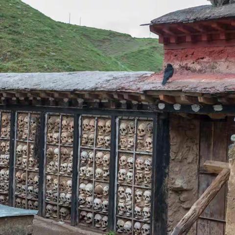 骷髅墙——多多卡天葬台（郑安戈摄）之二